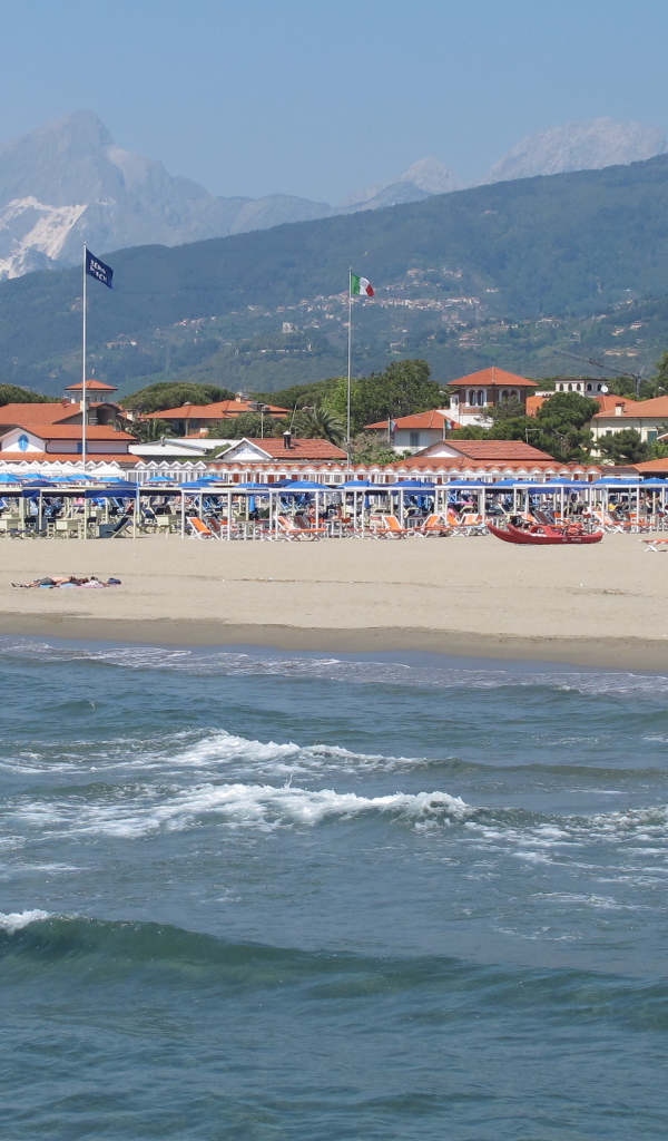 Весенний отдых на пляже на курорте Форте дей Марми, Италия