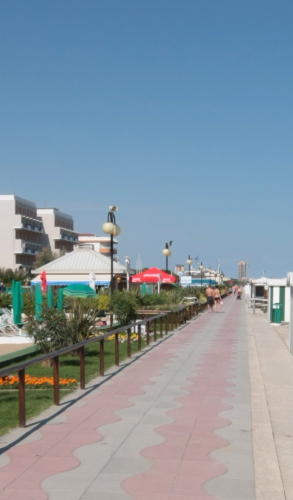 Весенний отдых на пляже на курорте Лидо ди Езоло, Италия