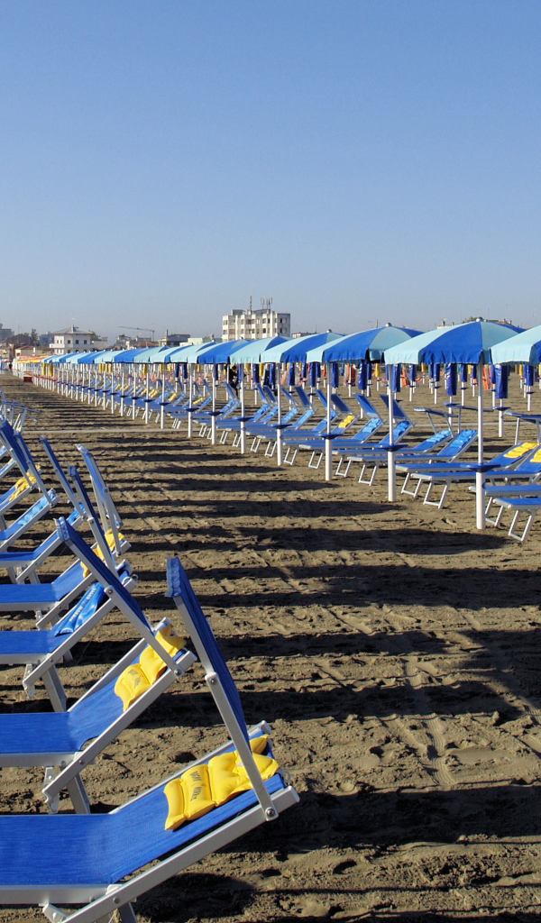 Весенний отдых на пляже на курорте Сан Бартоломео Аль Маре, Италия