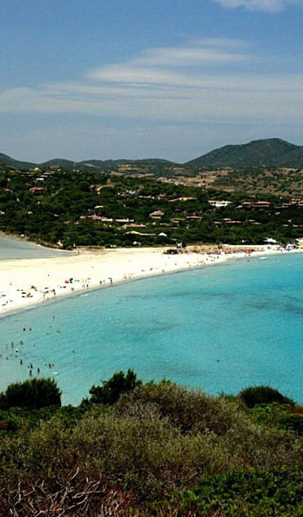 Весенний отдых на пляже на острове Сардиния, Италия