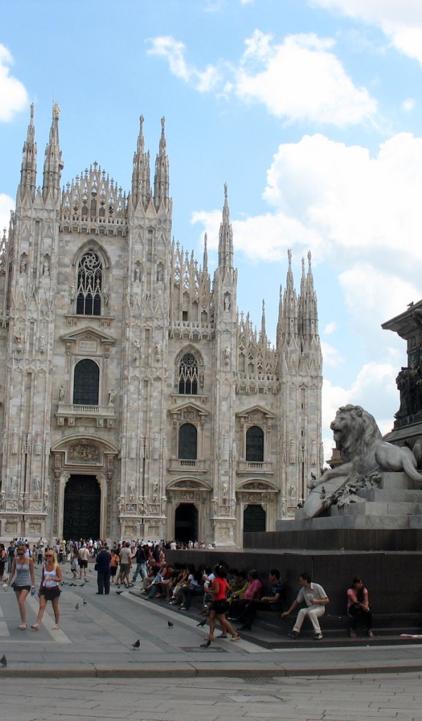 Площадь перед собором Дуомо в Милане, Италия