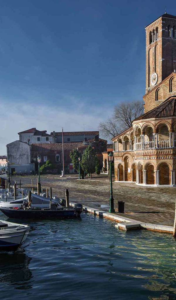 Базилика святой Марии на берегу канала на острове Мурано, Италия