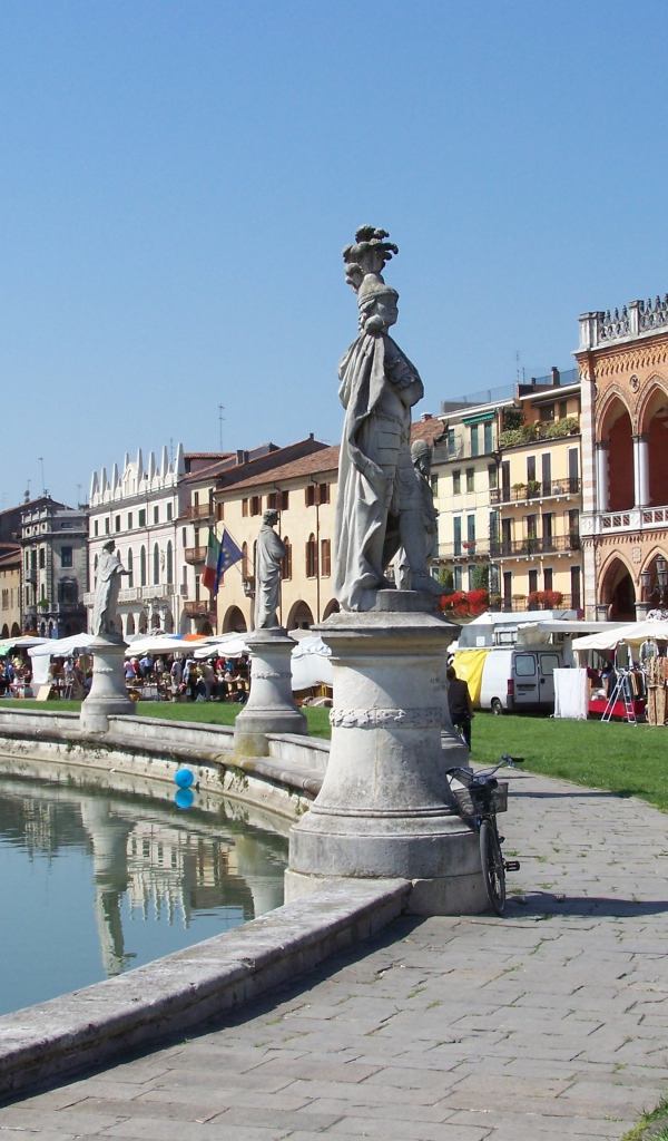 Статуи заслуженных жителей города в Падуе, Италия