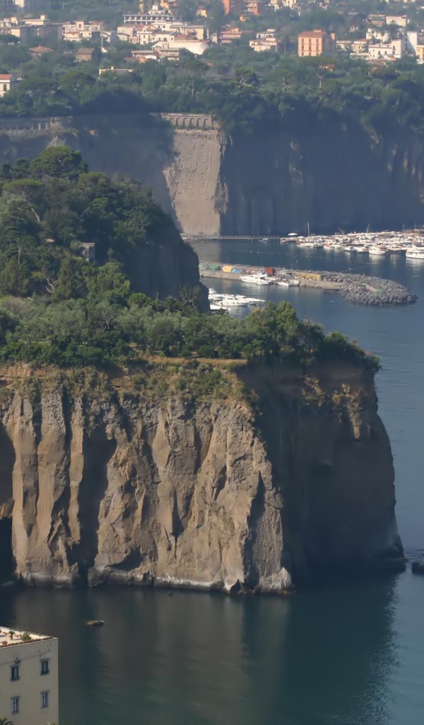 Обрывистые берега в Неаполе, Италия