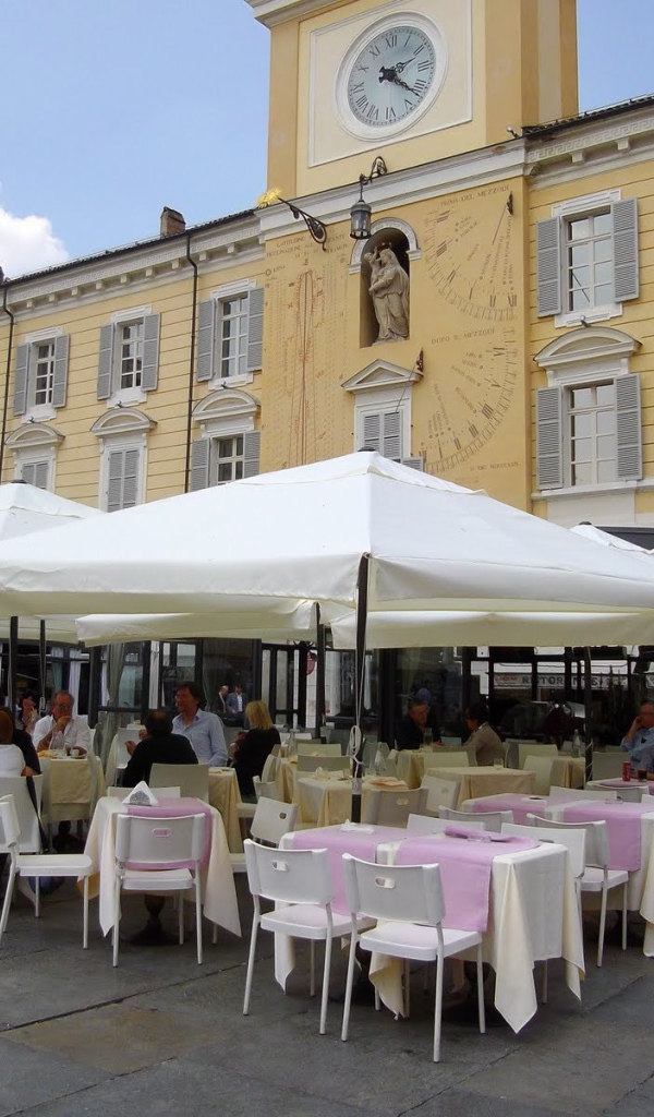 Уличное кафе в Парме, Италия