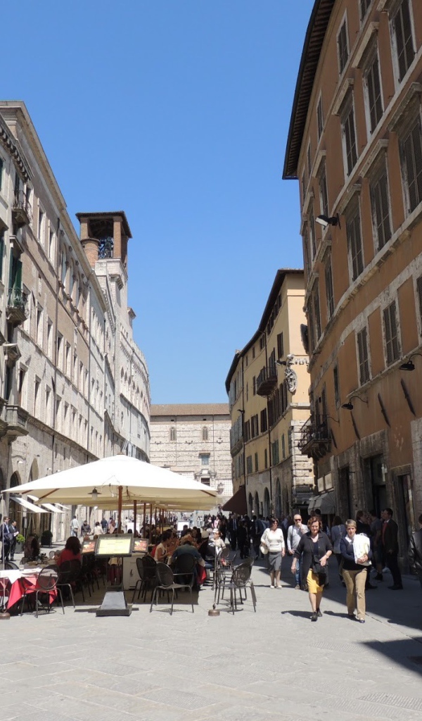 Уличное кафе в Перудже, Италия