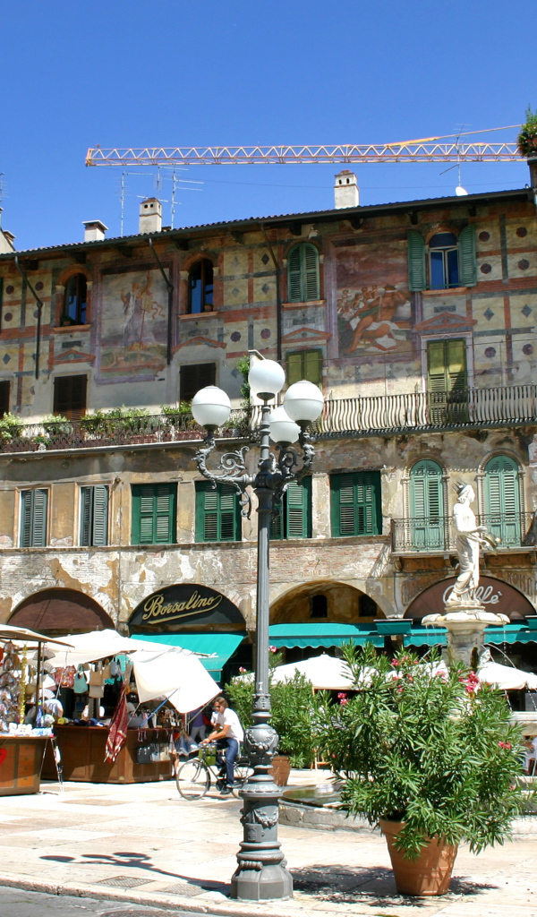 Уличный рынок в Вероне, Италия