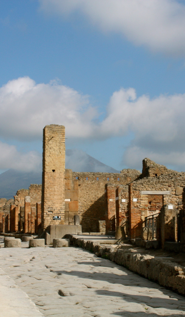 Улица на фоне Везувия в Помпеях, Италия
