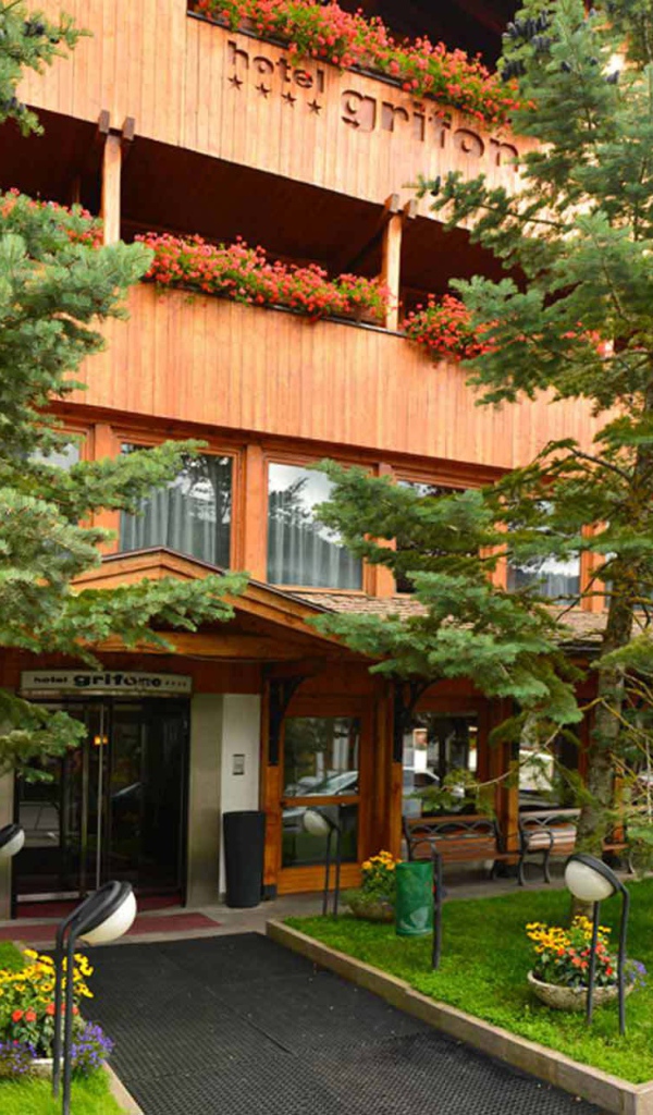 Летний вид отеля Грифон на горнолыжном курорте Мадонна ди Кампильо, Италия