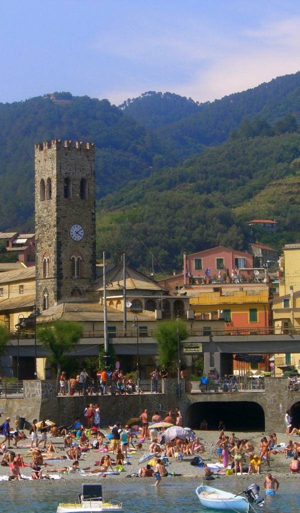 Летний отдых на пляже в Санто Стефано аль Маре, Италия