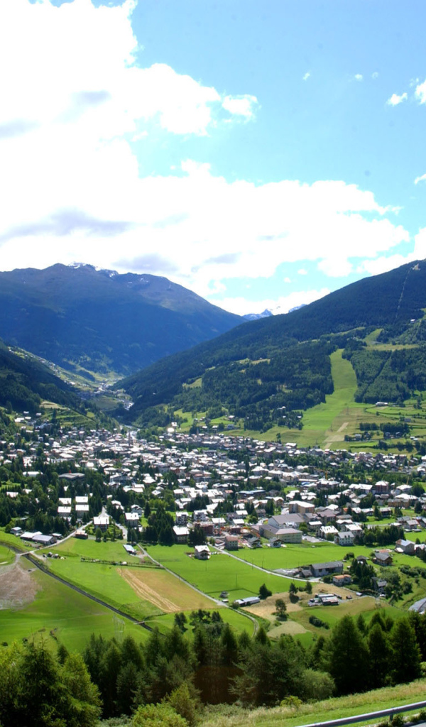 Летний пейзаж на курорте в Бормио, Италия