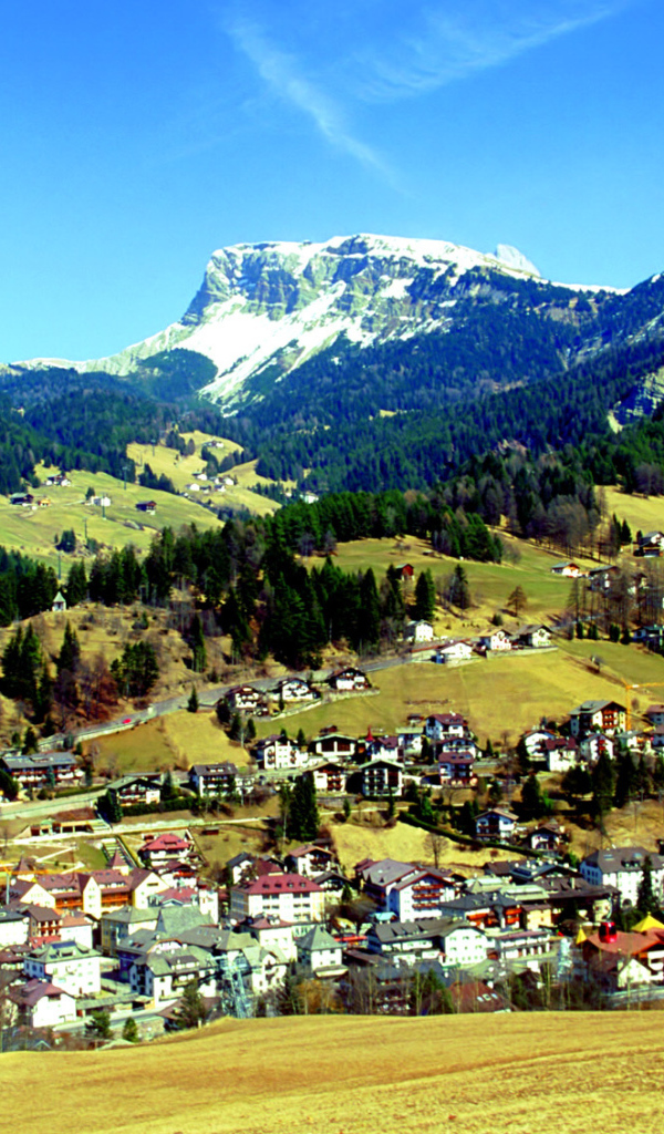 Летний пейзаж на горнолыжном курорте Валь Гардена, Италия