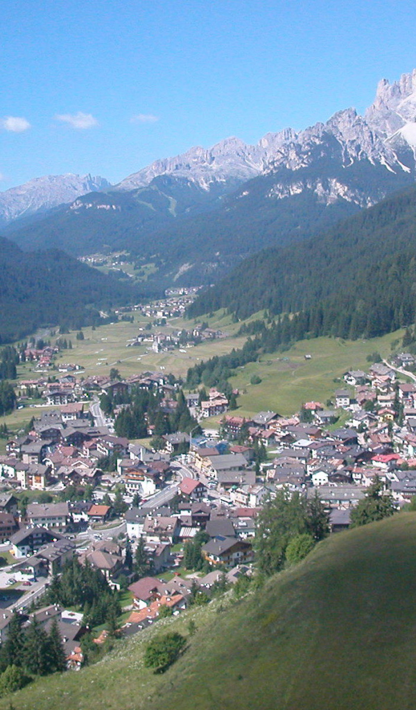 Летний пейзаж на горнолыжном курорте Валь-Ди-Фасса, Италия