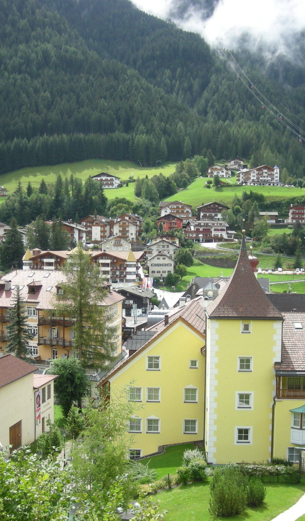 Летний пейзаж на курорте Ортизей, Италия