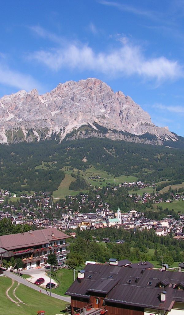 Летний пейзаж на горнолыжном курорте Кортина д'Ампеццо, Италия