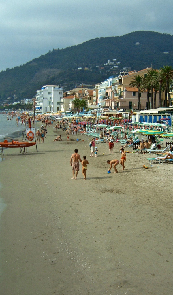 Летний отдых на пляже на курорте Алассио, Италия