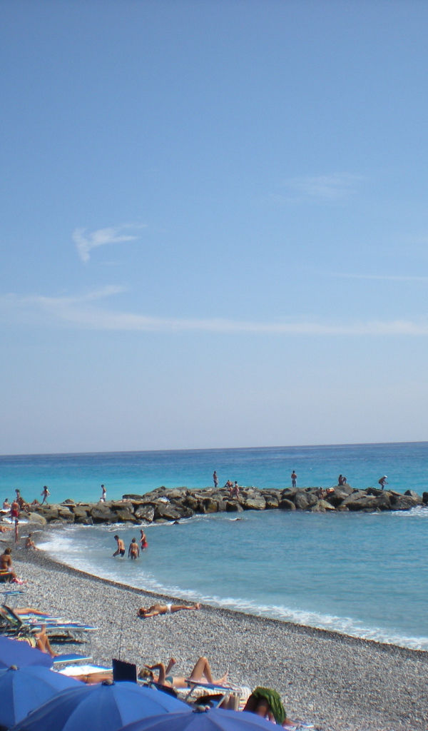 Летний отдых на пляже на курорте Бордигера, Италия