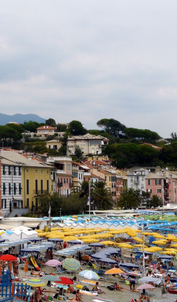 Летний отдых на пляже на курорте Челле Лигуре, Италия