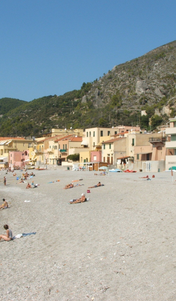 Летний отдых на пляже на курорте Финале Лигуре, Италия