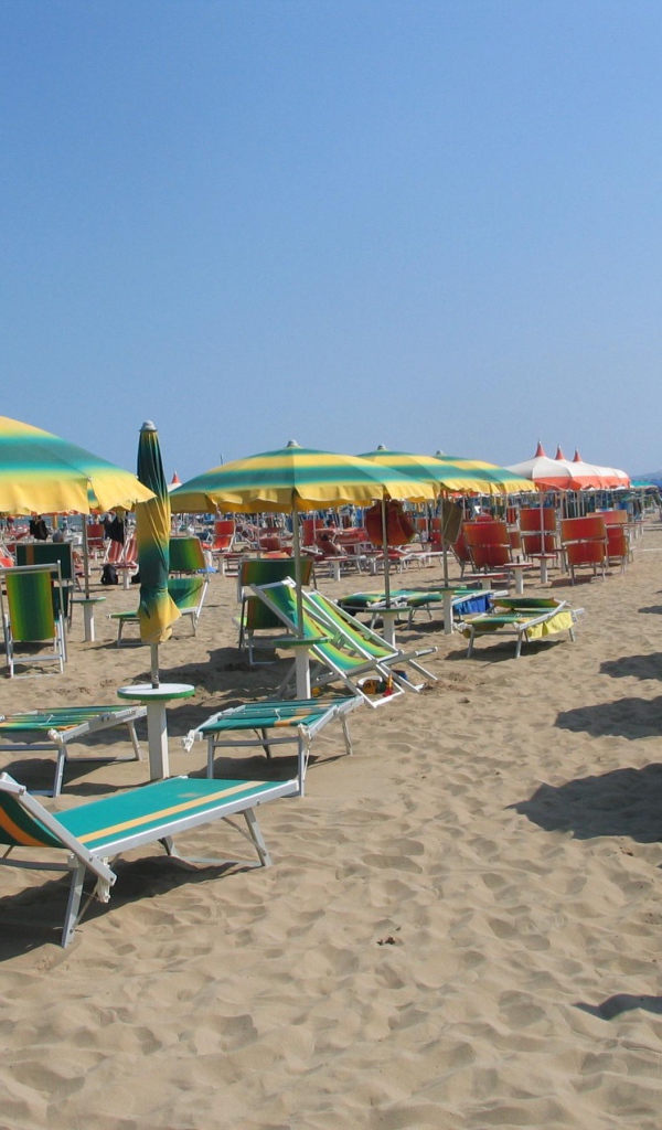 Летний отдых на пляже на курорте Лидо ди Езоло, Италия