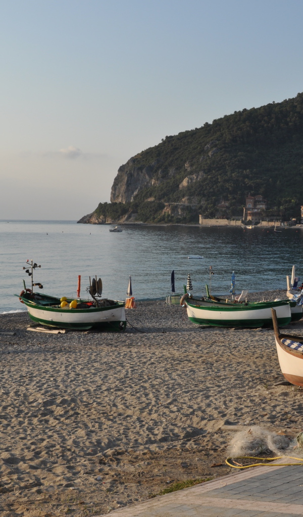 Летний отдых на пляже на курорте Ноли, Италия