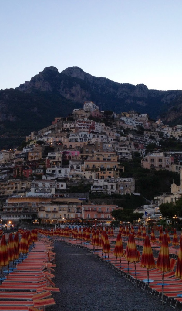 Летний отдых на пляже на курорте Позитано, Италия