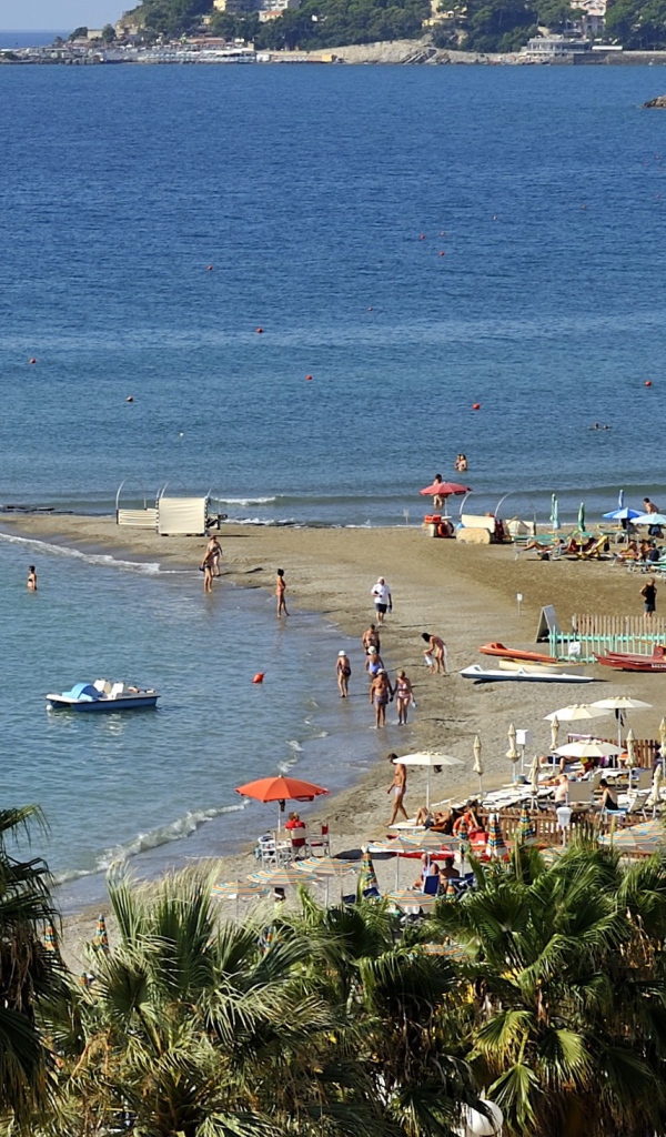 Летний отдых на пляже на курорте Сан Бартоломео Аль Маре, Италия