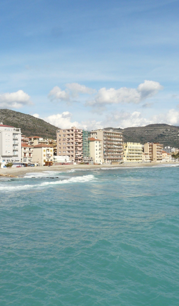 Летний отдых на пляже на курорте в Пьетра Лигуре, Италия