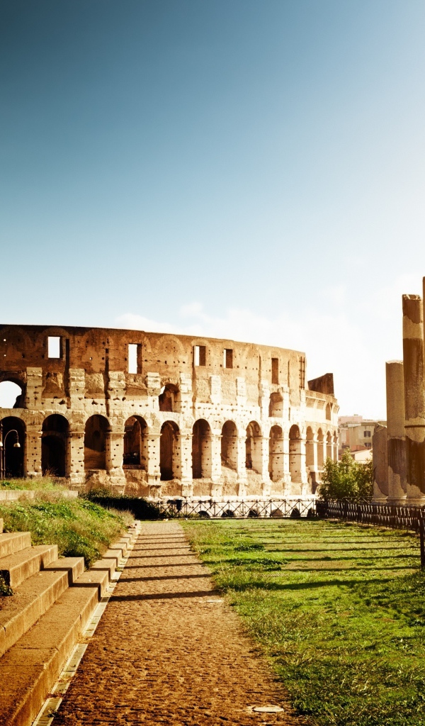 Солнечный свет пробивается сквозь колонны в Риме, Италия