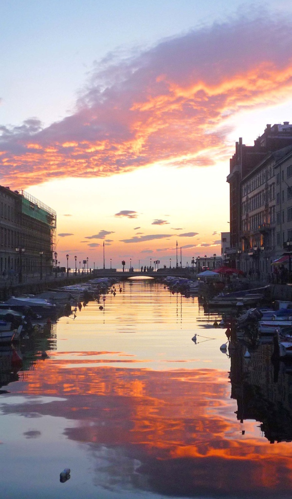 Закат над большим каналом на курорте в Триесте, Италия