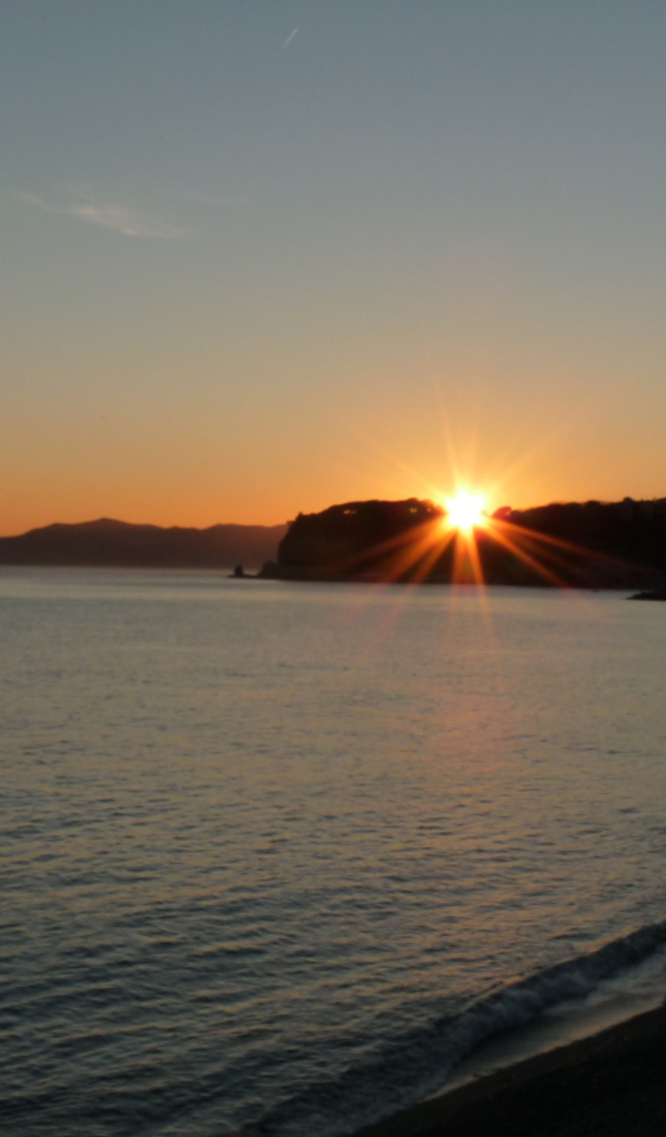 Закат над пляжем на курорте Челле Лигуре, Италия