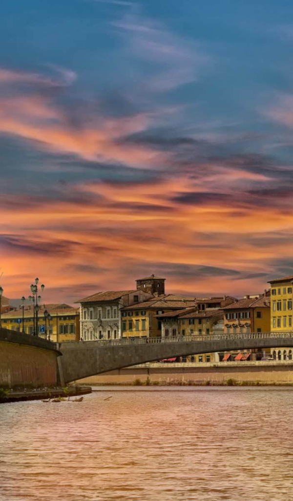 Закат над городом в Пизе, Италия