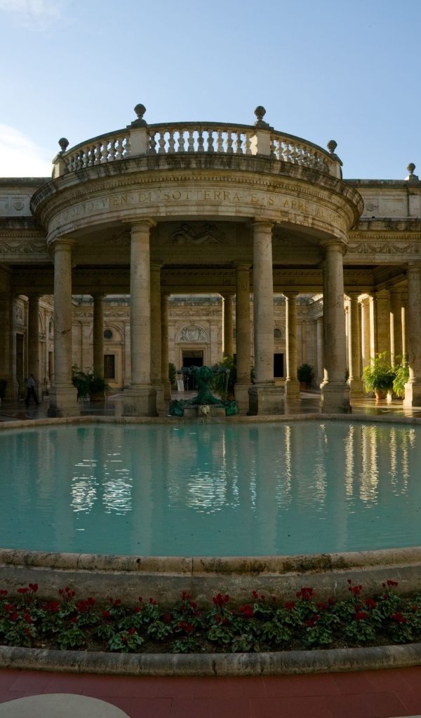 Бассейн на курорте в Монтекатини Терме, Италия