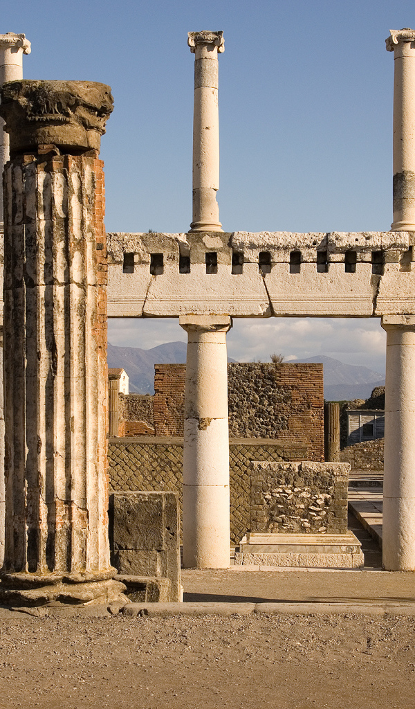 Руины храма в Помпеях, Италия