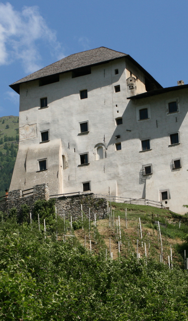 Старинный замок на горнолыжном курорте Валь ди Соль, Италия