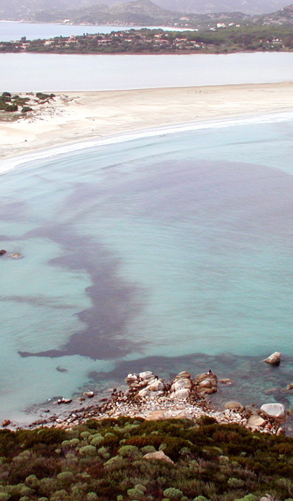 Пляж среди озер на курорте Вилласимиус, Италия