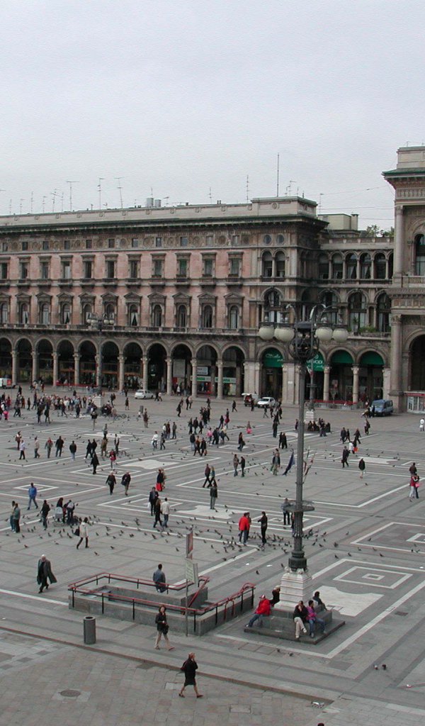 Центральная площадь в Милане, Италия