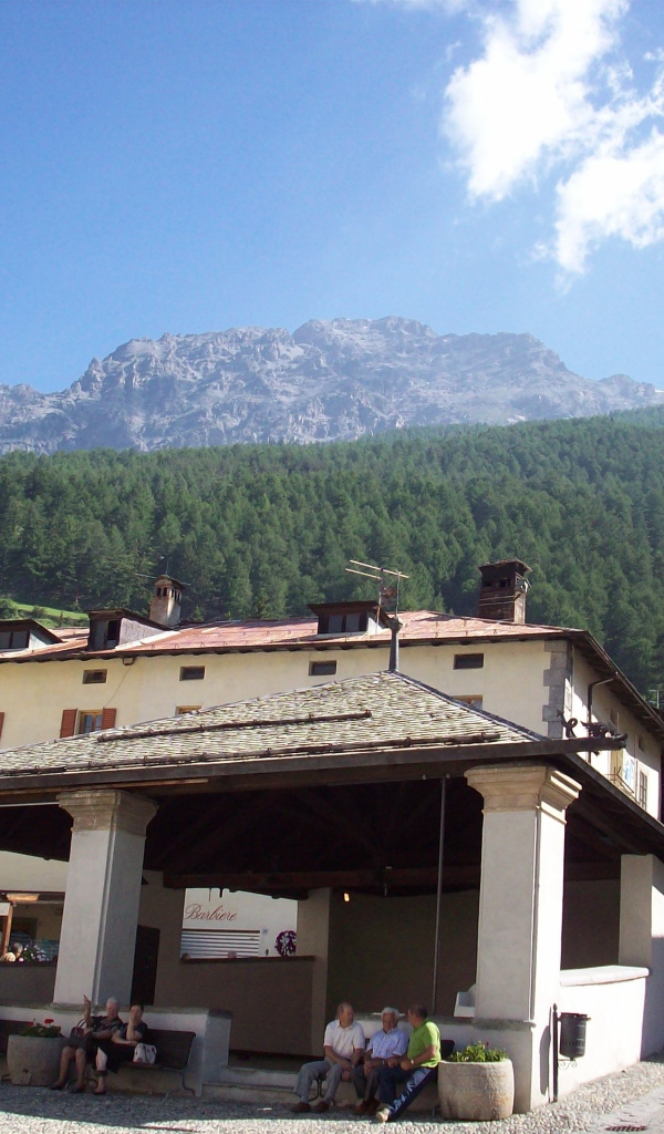 Башня с часами на курорте в Бормио, Италия