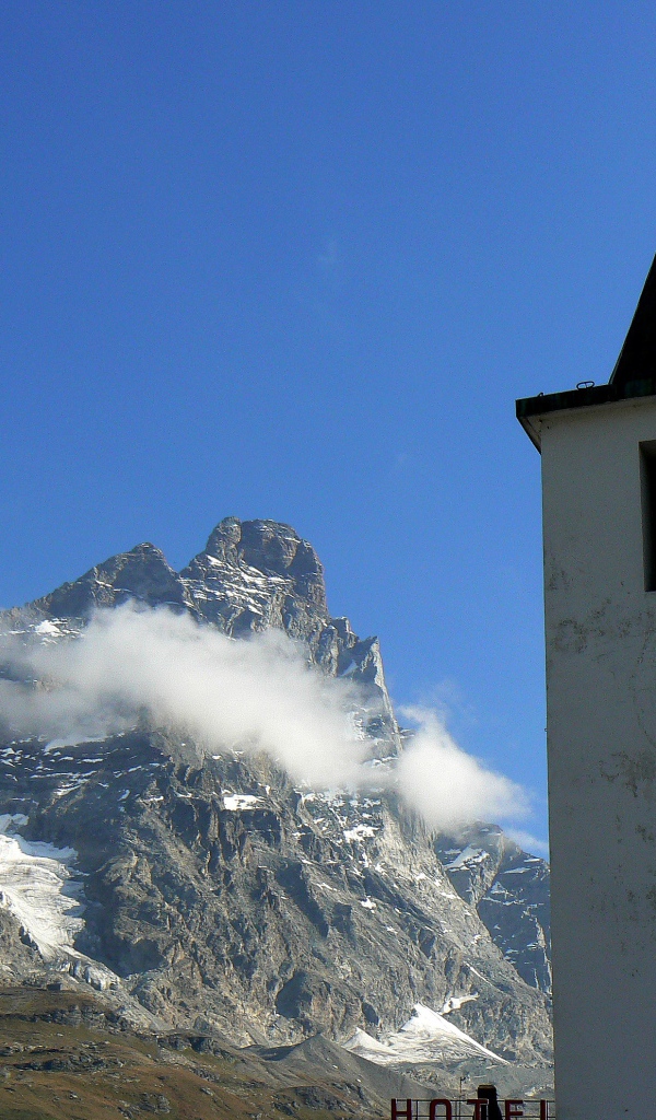 Башня с часами на горнолыжном курорте Червиния, Италия