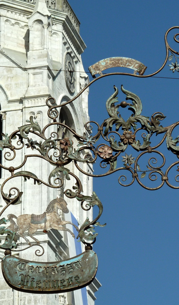 Башня с часами на горнолыжном курорте Кортина д'Ампеццо, Италия