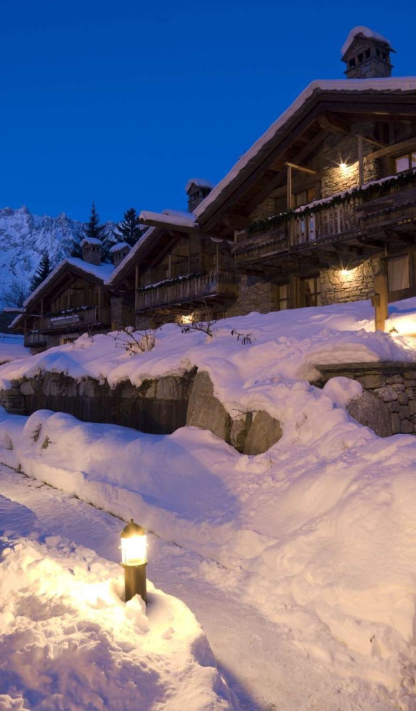 Гостиничные домики на горнолыжном курорте Курмайор, Италия