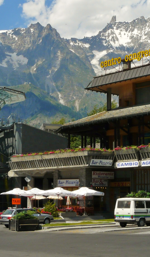 Главная площадь на горнолыжном курорте Курмайор, Италия