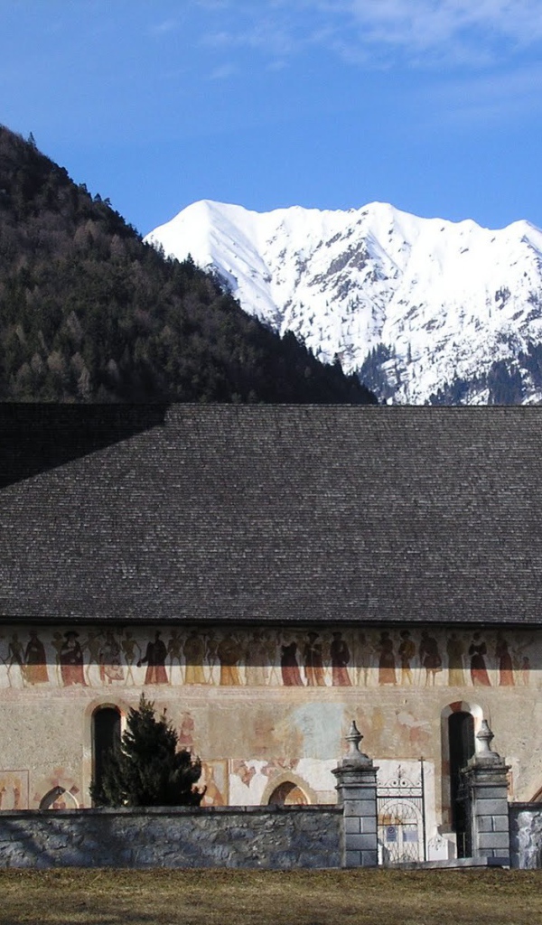 Старинная церковь на горнолыжном курорте Мадонна ди Кампильо, Италия