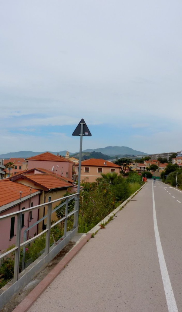 Дорога на побережье в Санто Стефано аль Маре, Италия