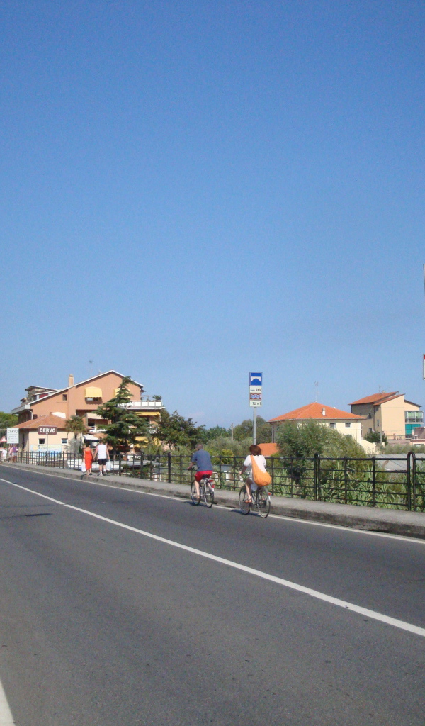 Дорога у набережной на курорте Сан Бартоломео Аль Маре, Италия