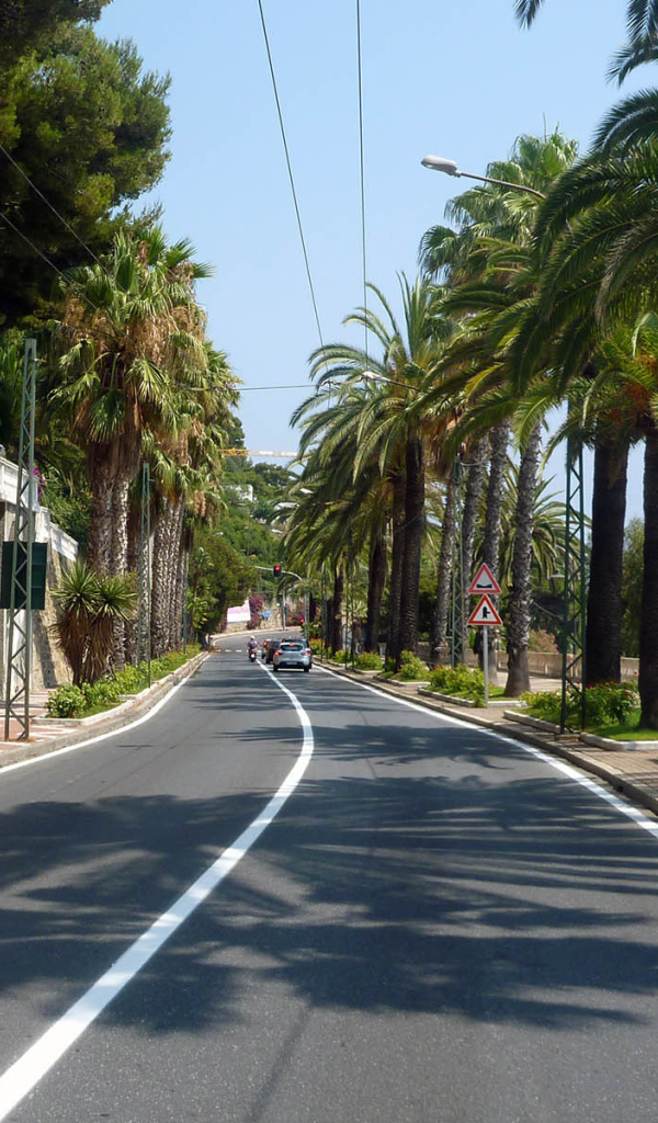 Дорога на набережной в Сан Ремо, Италия