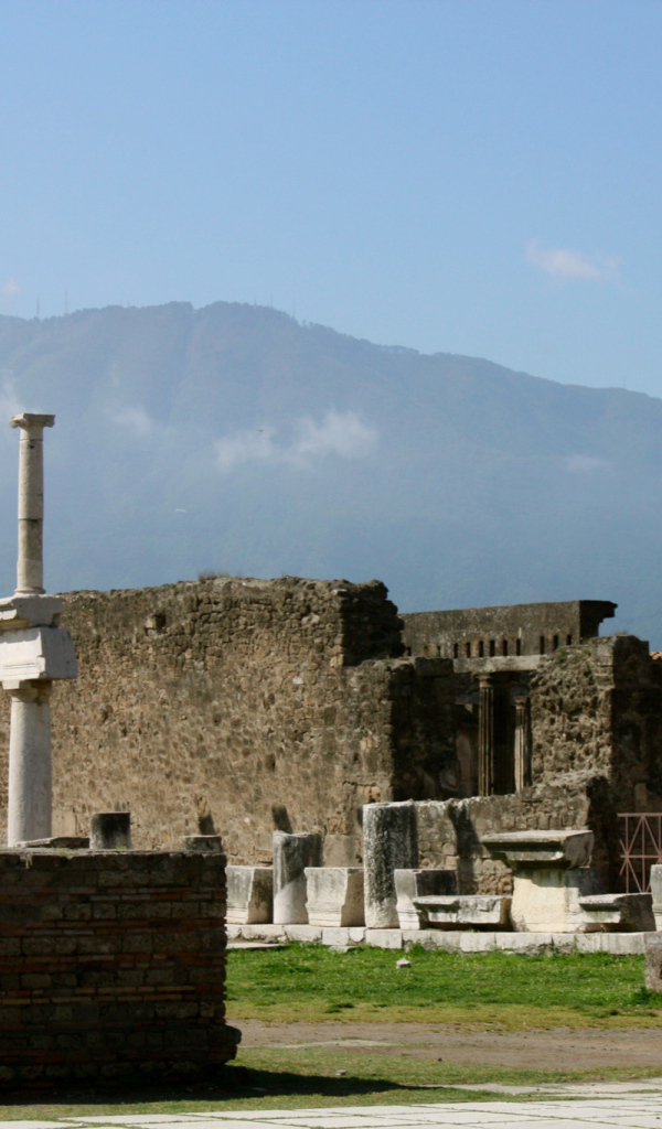 Руины Помпей на фоне гор, Италия