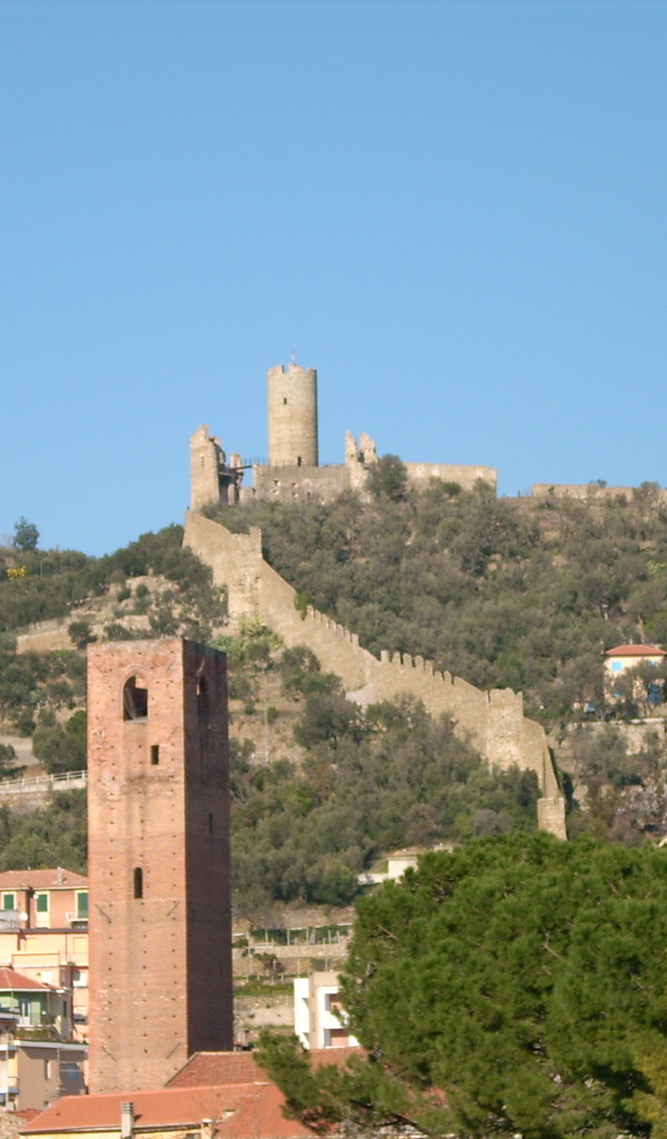 Башня на фоне крепости на курорте Ноли, Италия