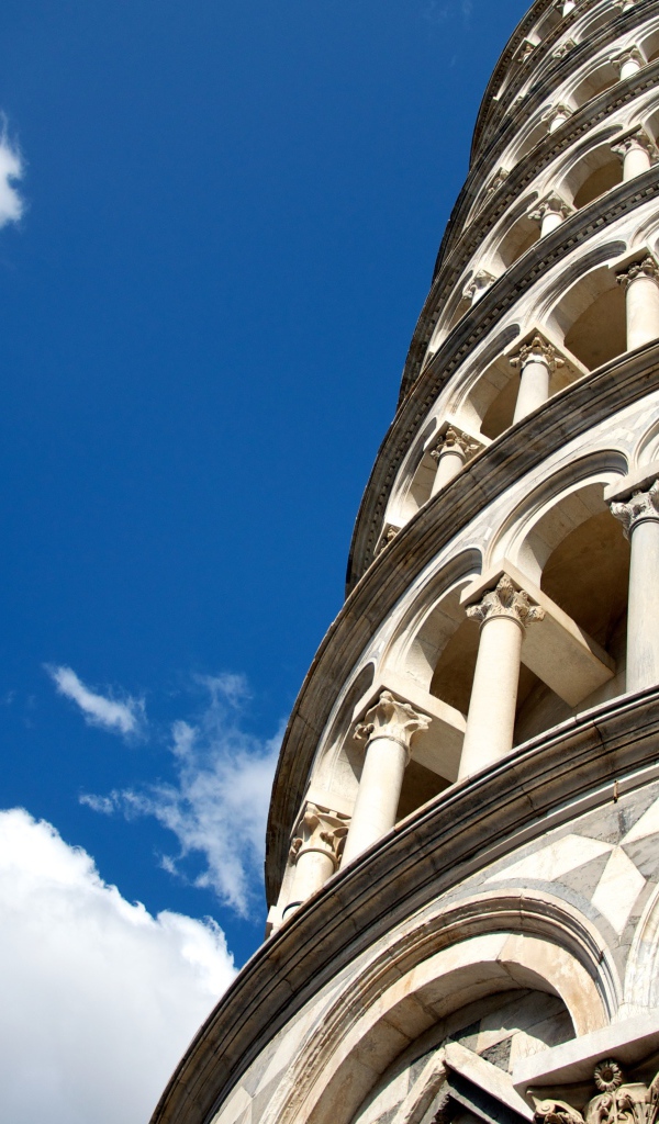 Башня на фоне неба в Пизе, Италия
