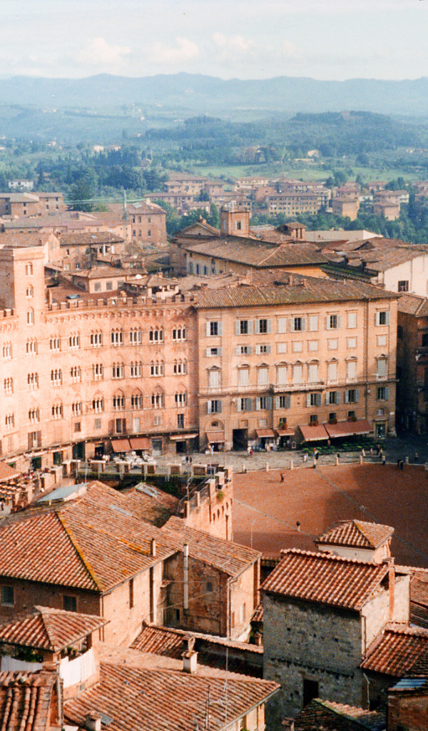 Башня над городом в Сиене, Италия